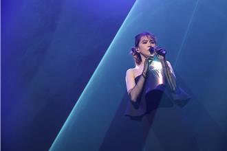 曾沛慈緊黏鮮肉熱舞　害羞喊「老公不要看！」