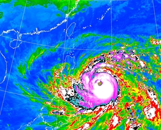 鳳凰將成「攔腰斷頭颱」 氣象署最新預估路徑出爐 13日這縣市出海