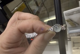 翡翠戒捷運站滑落！　捷警調監視器＋地毯式搜索隔天尋回