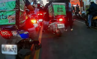 「雙黃燈一亮」都是停車場？ 轎車違停路中央害塞爆