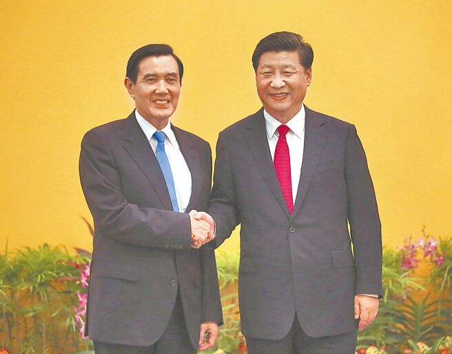 2025年11月7日是「馬習會」10周年，前總統馬英九在臉書發文，呼籲賴清德懸崖勒馬，回到兩岸共同的政治基礎與「馬習會」基礎。圖為馬習會前兩人握手。（新華社）