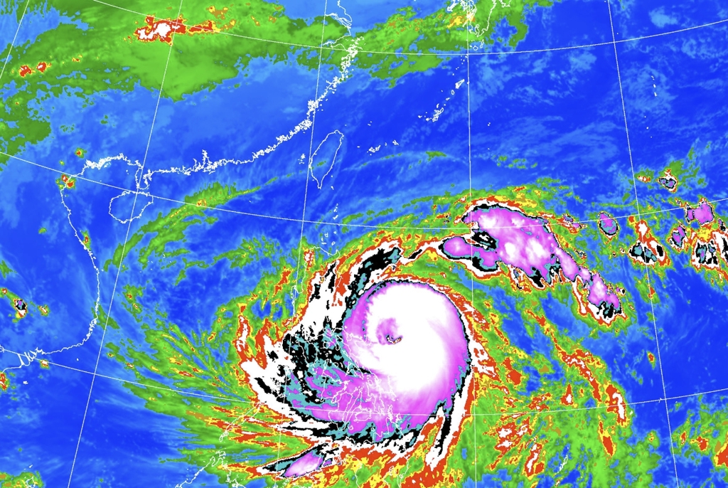 鳳凰再增強已達中颱上限 13日登陸中部穿台 明共伴效應打頭陣