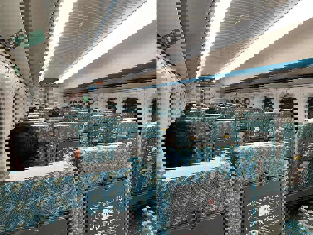 女師高鐵上批改作業 2度被嫌太吵 網論戰：無限上綱