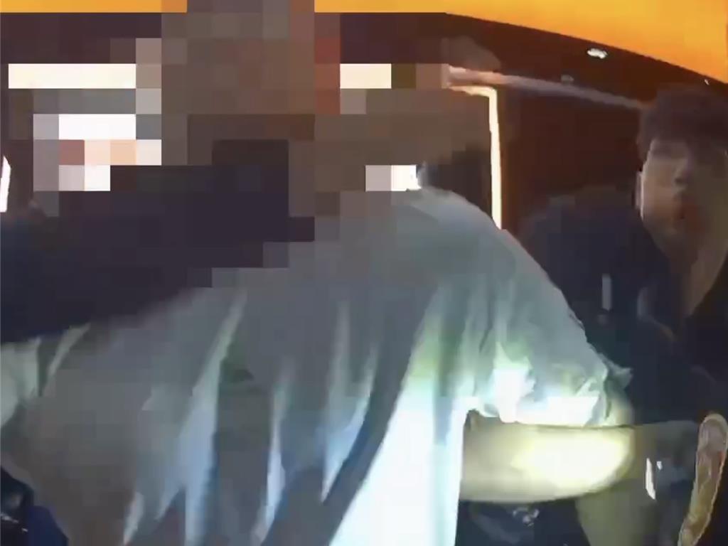 懸掛假車牌違停拒檢 海山警霸氣破窗逮無照男