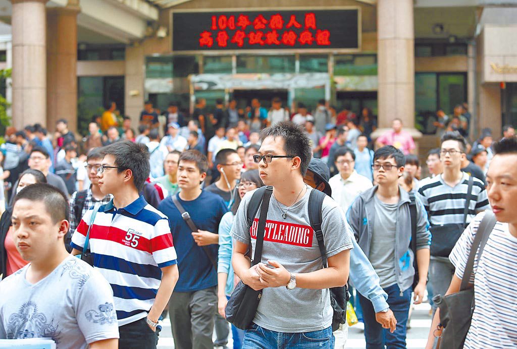 鐵飯碗還香?1.5萬人拚國營職缺「首節到考率僅54.27%」 !科技男吐心聲