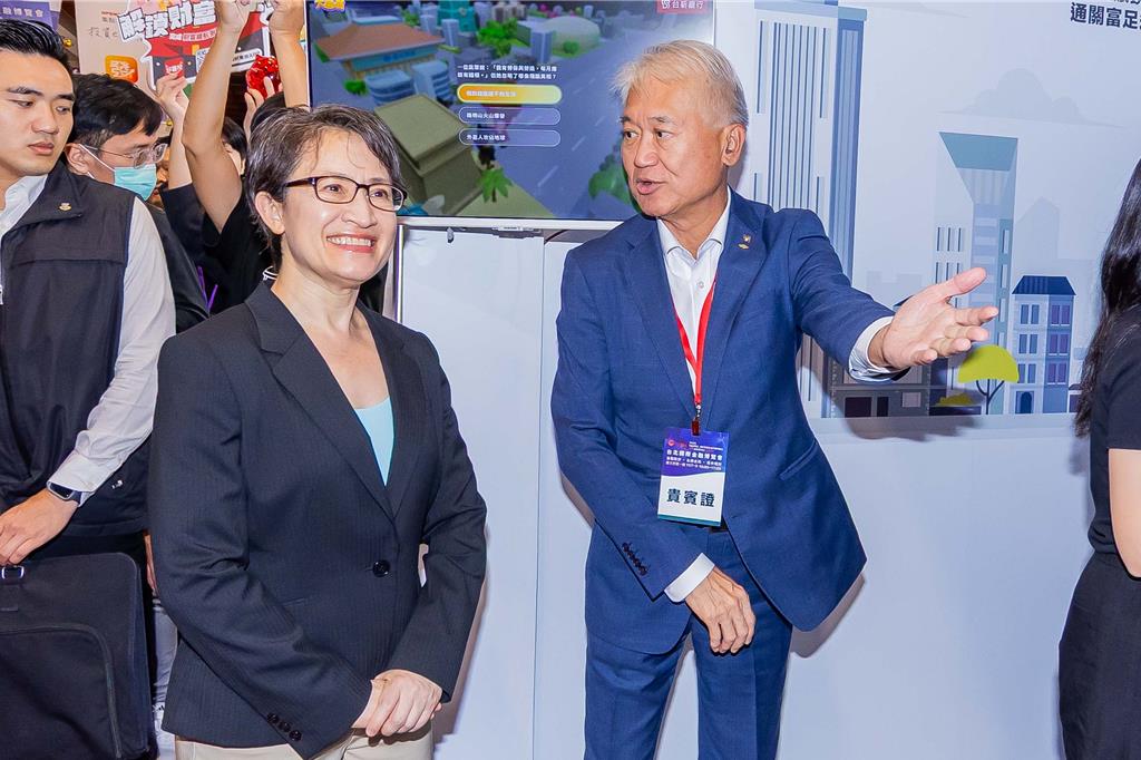 蕭美琴前進金博會台新新光展區 魏寶生親陪導覽