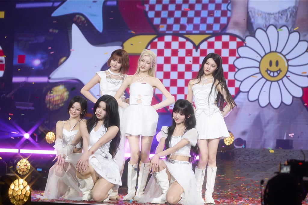 幻藍小熊燃炸高流嗨翻5000粉 成員許媛媛看到媽媽當場爆哭