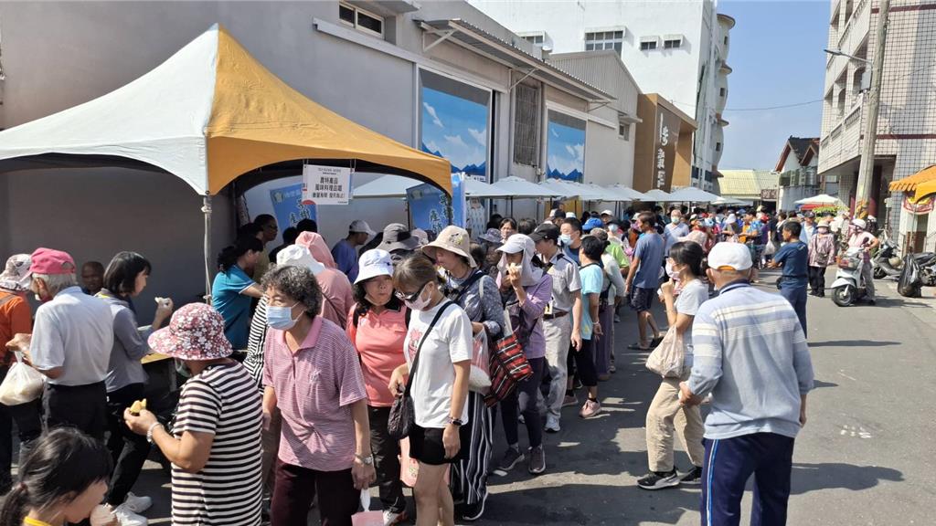 歡慶豬肉解封 台南後壁農會發千碗免費滷肉飯 民眾搶翻天