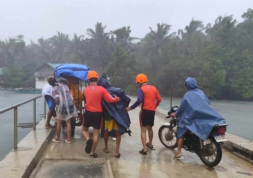 影》鳳凰升級「超級颱風」 菲律賓陷狂風暴雨 急撤10萬人
