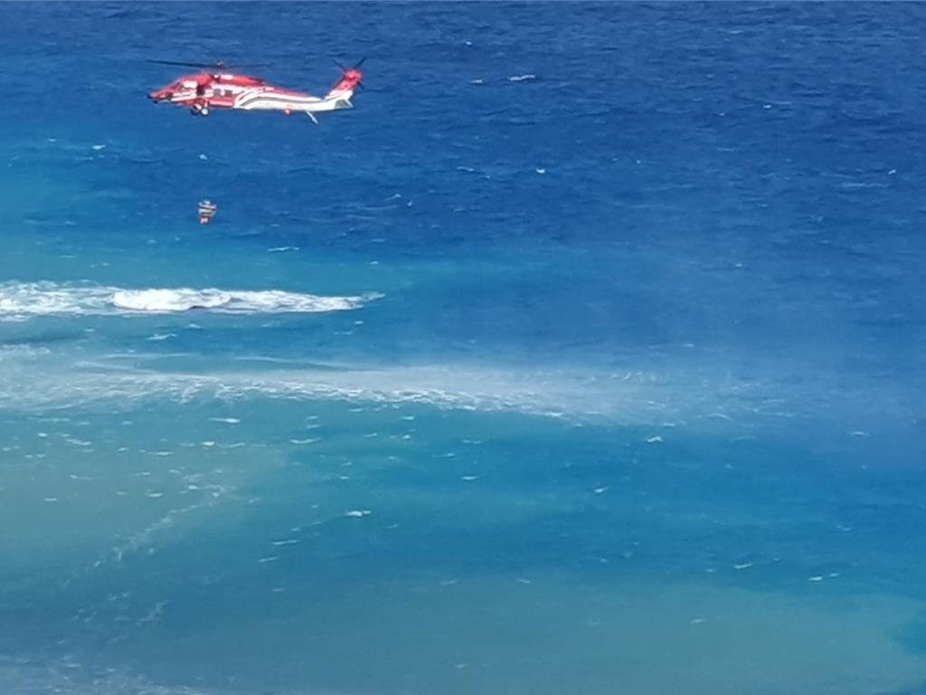 1行來自台南的8男8女今天上午前往舊蘇花公路象鼻隧道，以繩索垂降方式到海灘戲水，其中1名張姓女子不慎遭海浪捲走，經空勤直升機吊掛上岸，人已無生命跡象。（民眾提供／羅亦晽花蓮傳真）