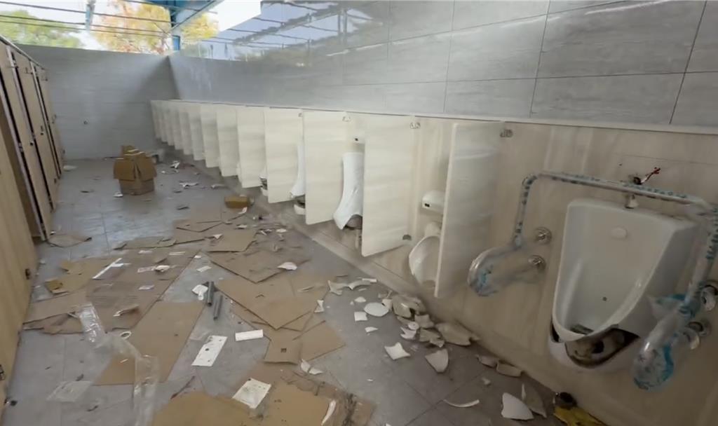 茄萣運動園區風雨球場公廁遭砸毀！ 承包商看到傻眼報案