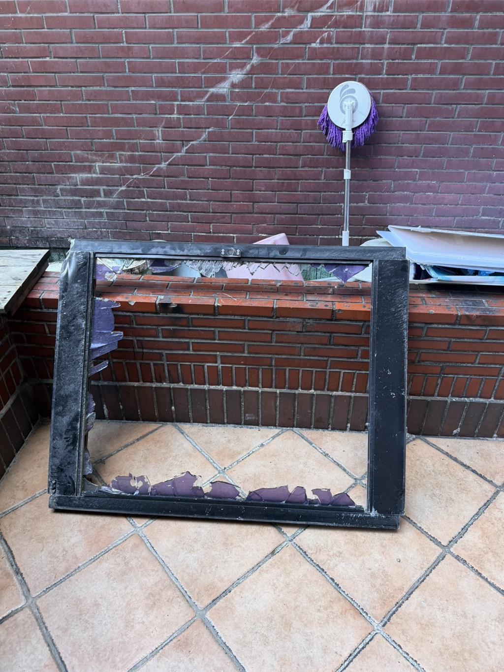 鳳凰颱風將來襲！強風突襲北市東區 玻璃窗墜地險砸人