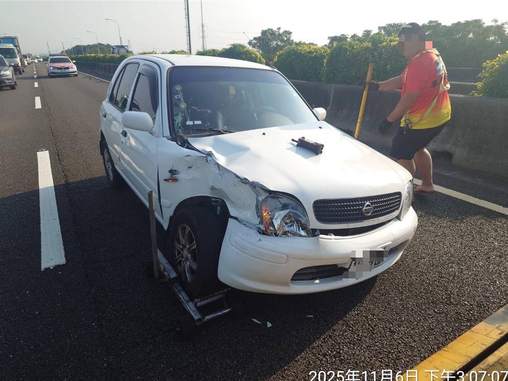 疑未保持車距 國1北上小轎車急煞失控遭貨車狠撞