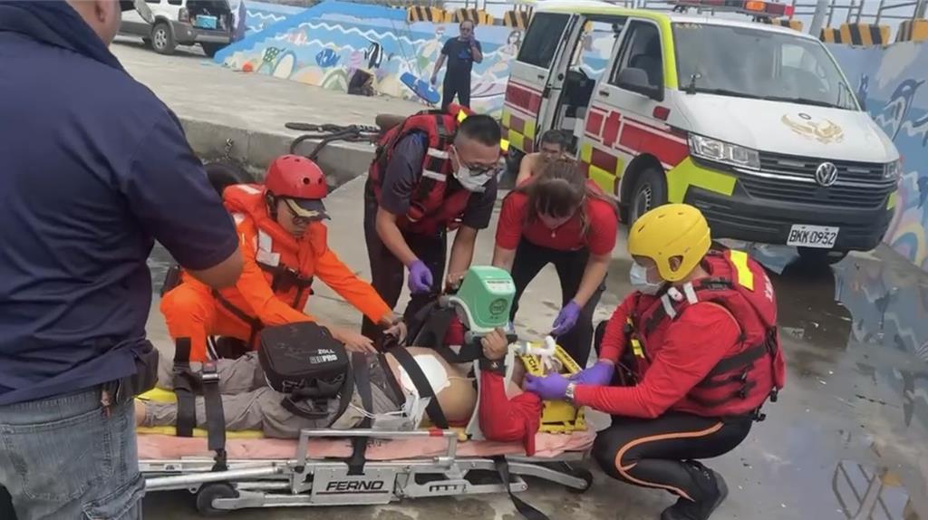 宜蘭頭城釣客遭巨浪捲入海　同伴急拉上岸搶命中