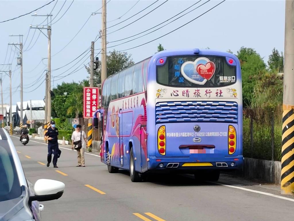 包遊覽車到新社看花海　與重機發生碰撞嚇壞乘客