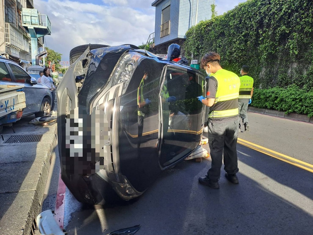 快訊》新莊環漢路車輛翻覆 男駕駛一度受困