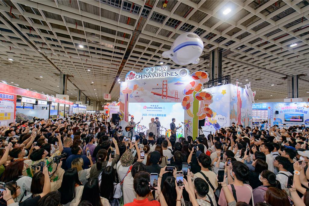 旅展開跑！華航邀「理想混蛋」嗨唱 展區買氣爆棚成焦點