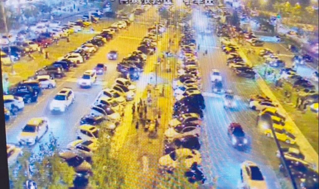 罰不怕!南投服務區又見車聚 警開車28張罰單