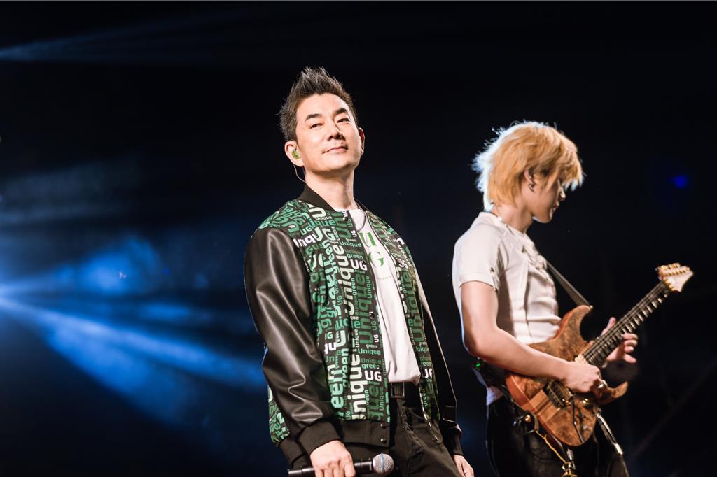 任賢齊揪鼓鼓彰化田中啖美食 巧遇大甲媽遶境體驗鑽轎腳