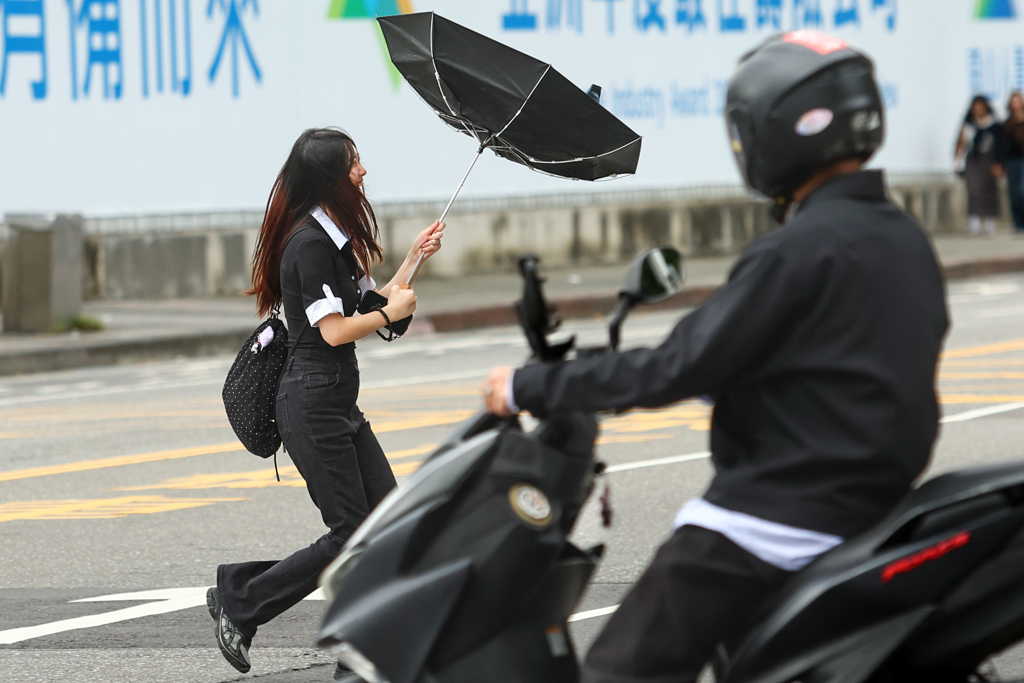天氣》鳳凰最快周二發陸警!大台北炸豪雨 東半部「紫到發白」