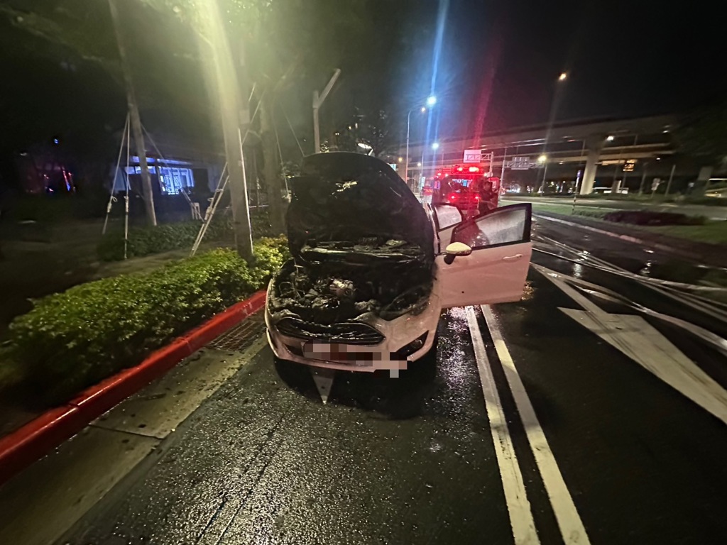 快訊》內湖成功路火燒車！ 駕駛急停路邊奔逃