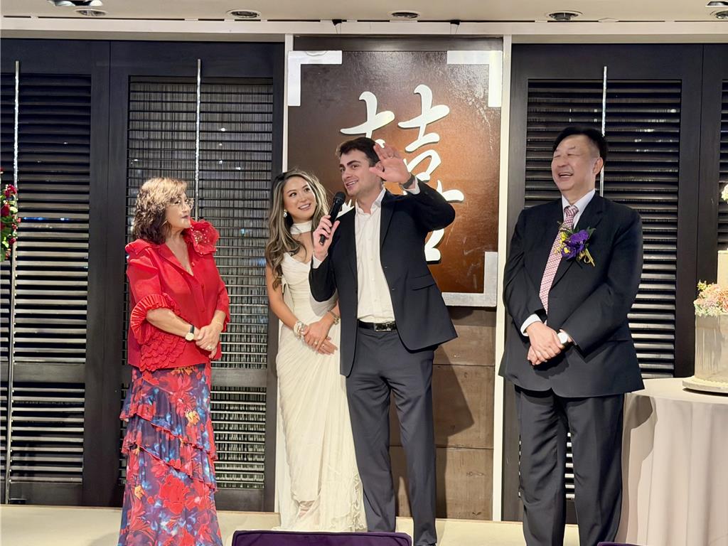 谷音（左起）與女兒Christina、女婿Alen及老公Robert上台感謝賓客。（林淑娟攝）