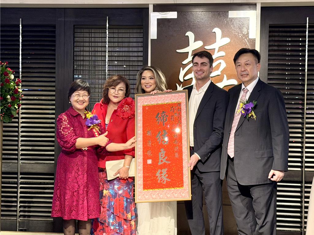 僑委會委員長徐佳青（左起）擔任證婚人，並代表賴清德總統致贈中堂，祝賀谷音與女兒Christina、女婿Alen及谷音老公Robert。（林淑娟攝）