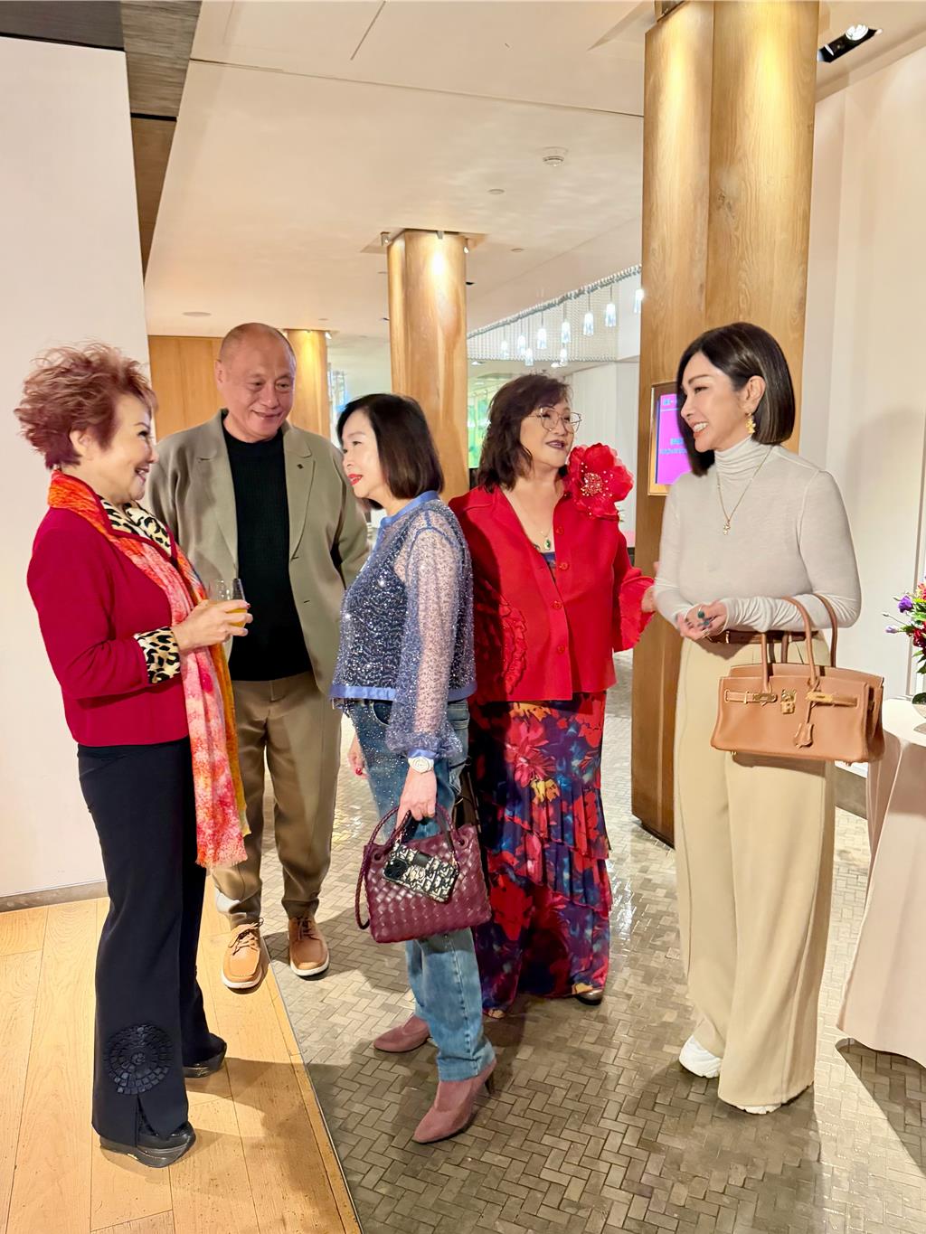 楊燕、製作人伍宗德與周雅芳夫妻、陳美鳳親向谷音恭喜。（林淑娟攝）