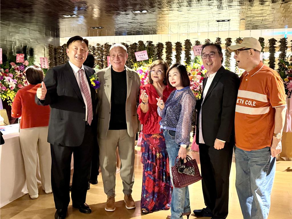 趙樹海（右二）、周雅芳等人與谷音及老公Robert開心合影。（林淑娟攝）