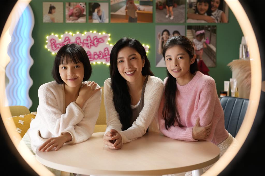 《看看你有多愛我》詹子萱（右起）和楊謹華、林思廷飾演一家人。（Hami Video提供）