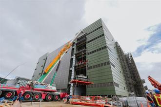 军博馆大型装备吊运入馆  工程稳健推进