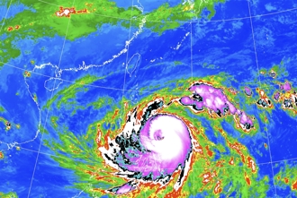 凤凰再增强已达中颱上限 13日登陆中部穿台 明共伴效应打头阵