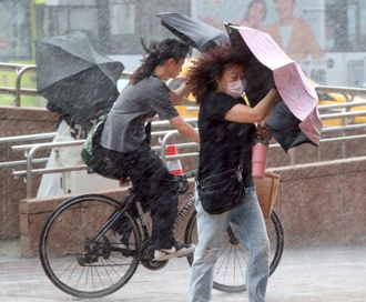 凤凰逼近明起变天 专家示警2地：狂炸大量致灾雨