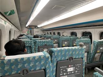 女师高铁上批改作业 2度被嫌太吵 网论战：无限上纲