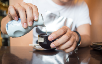 川普也不喝 哈佛研究曝日饮3杯酒：提早11年中风