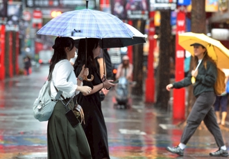 凤凰颱风最快明发海警 豪雨袭北宜花 低温下探22度