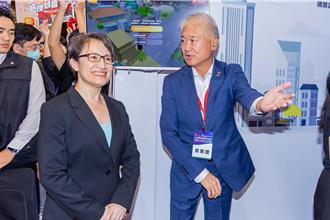 蕭美琴前進金博會台新新光展區 魏寶生親陪導覽