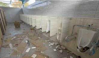 茄萣運動園區風雨球場公廁遭砸毀！ 承包商看到傻眼報案