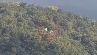 埔里虎頭山飛行傘相撞 2人墜落掛樹上！驚險影片曝光