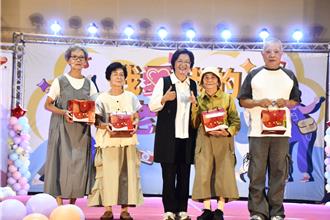 86歲阿嬤自信走秀 彰化「我愛我的老樣子」展現高齡時尚