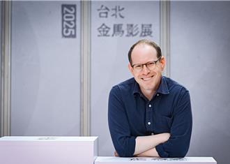 《小丑》影帝新片正面全裸！《宿怨》名導：他很期待