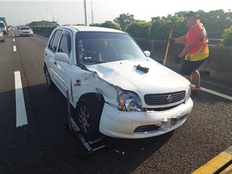 疑未保持車距 國1北上小轎車急煞失控遭貨車狠撞