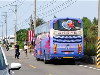 包遊覽車到新社看花海　與重機發生碰撞嚇壞乘客