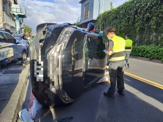 快訊》新莊環漢路車輛翻覆 男駕駛一度受困