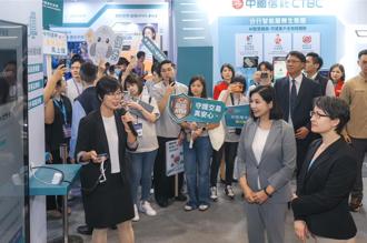 蕭美琴親臨金博會 體驗中信展區「AI信用卡秘書」智能服務