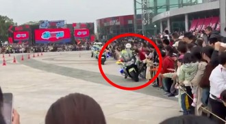 音乐活动表演！警用大重机「出事了」　起步失控撞向围观民眾