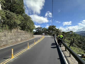 北宜日常？ 紅牌重機自摔撞護欄 騎士摔落5米山坡