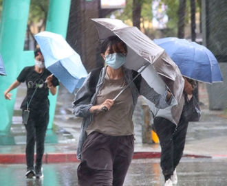 凤凰达中颱上限 恐从西部登陆！明起共伴效应雨弹开炸