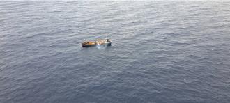 坦尚尼亚籍货轮高雄外海故障 黑鹰直升机吊挂助6船员脱困