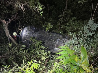 快訊》新店產業道路車輛墜邊坡 駕駛雙腳遭壓受困